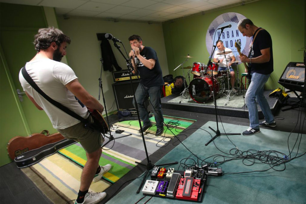 Le groupe Gasolina en répétition dans le studio vert.